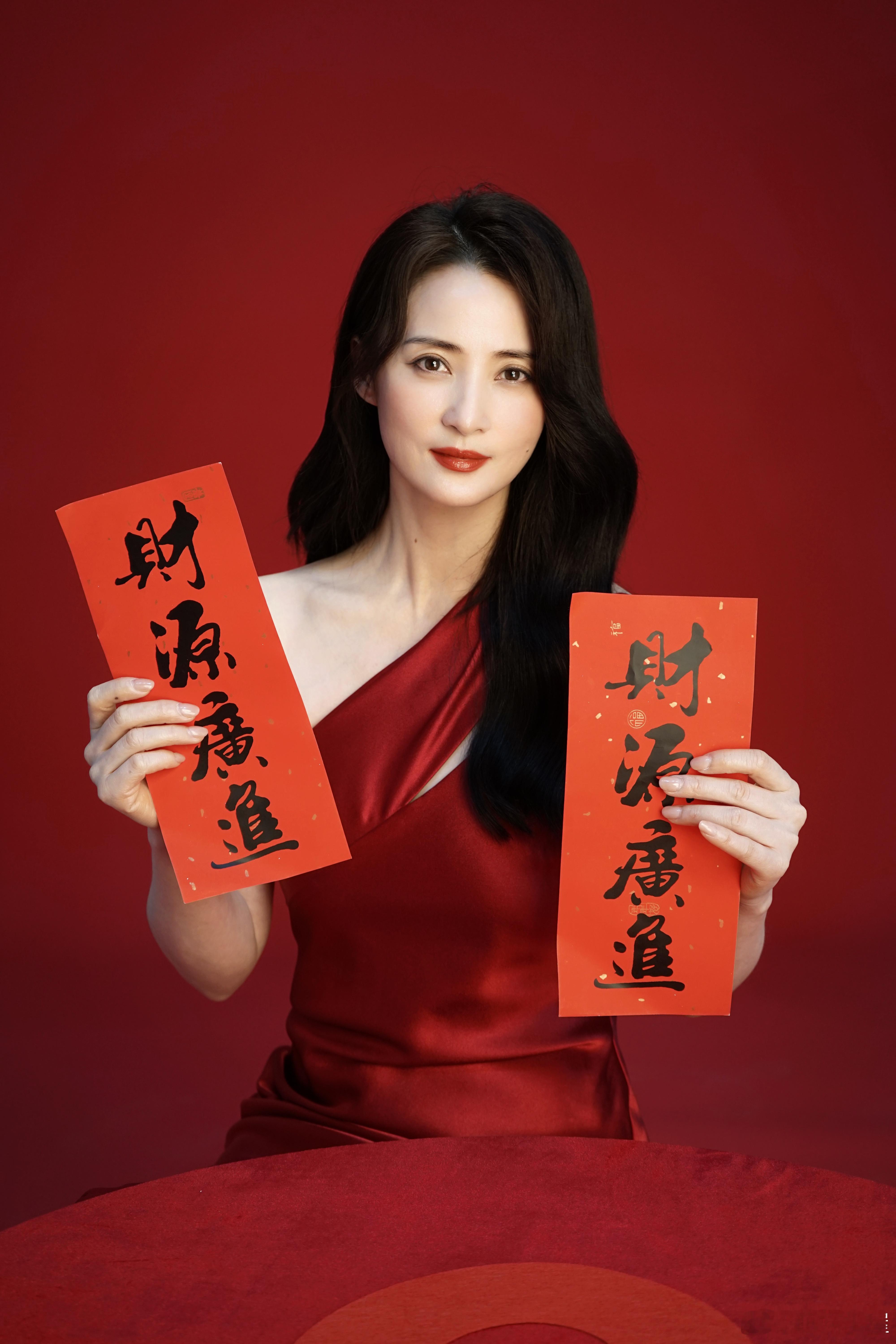 蒋勤勤蒋勤勤这状态真的绝了！新年红裙造型明艳动人，肌肤白皙气质出众，从容优雅又