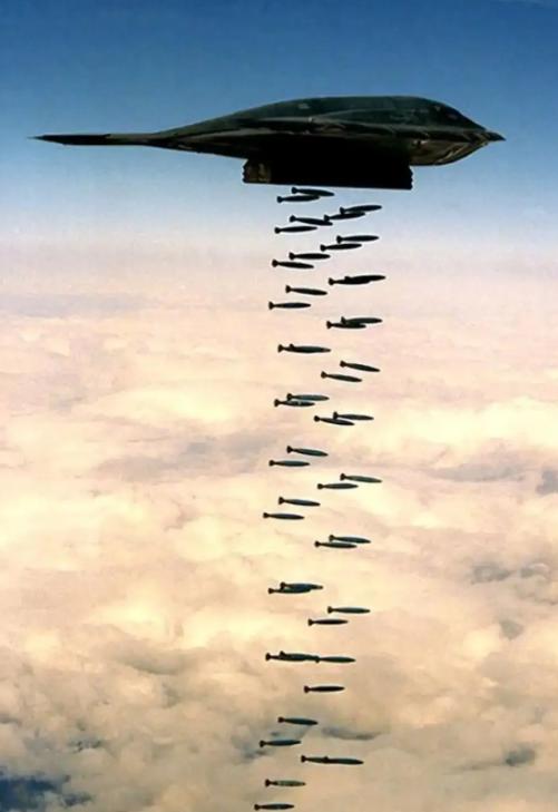 美军4架B2投掷重型炸弹，伊朗导弹基地隧道终于坍塌，此举对中方也是个警告！当