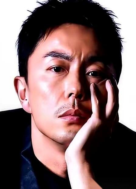 记者问谢苗：你跟李连杰比，差在哪？他先说：他会的我都会。然后一句封神：但是我