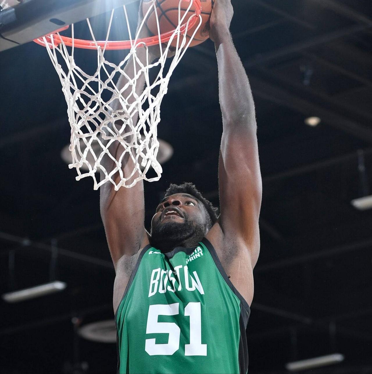 卢伟高兴太早了！本赛季连续四次击败广东男篮后，卢伟及自家球员脸上充满笑容！这位