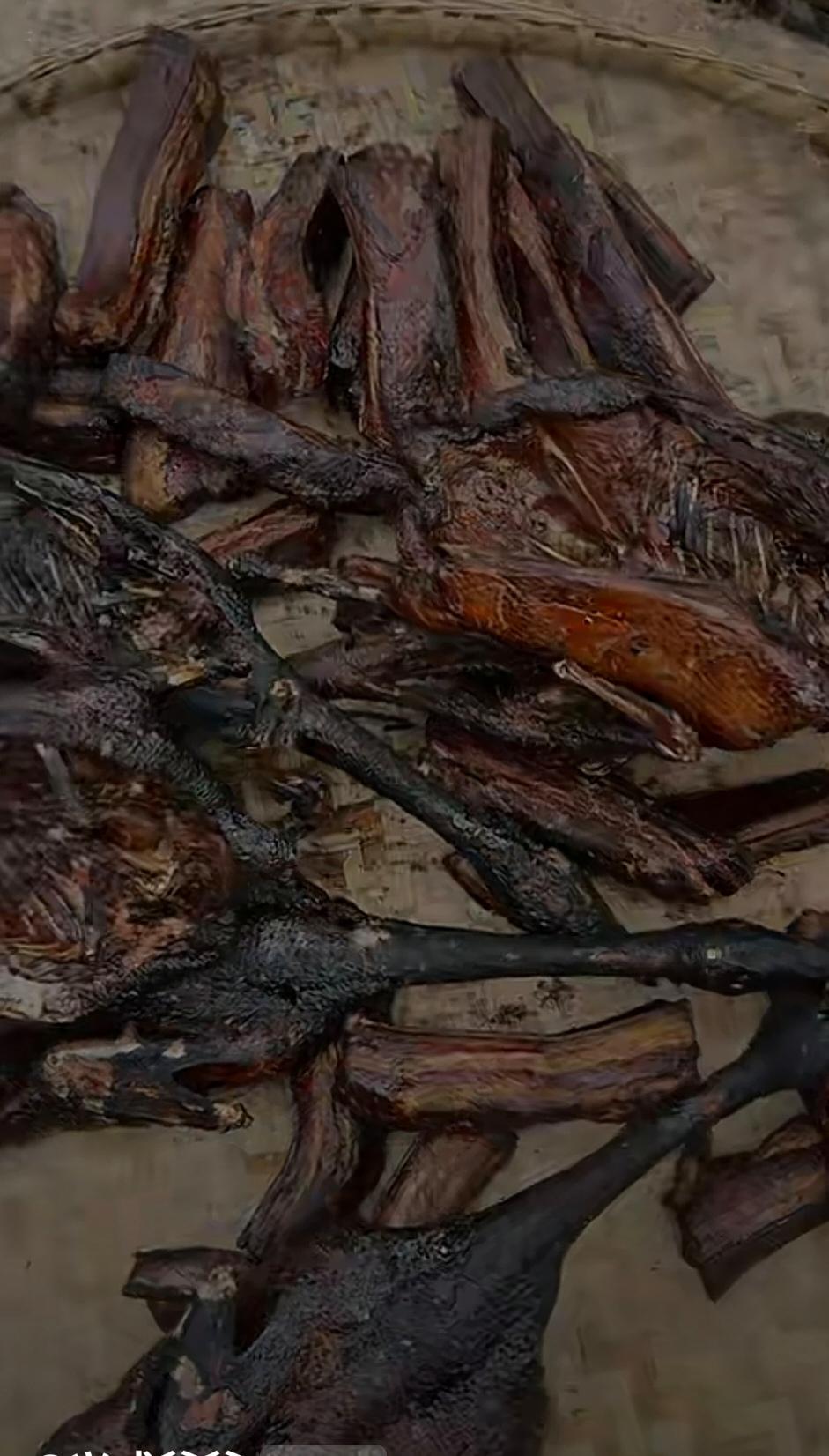 小二娃熏腊只要半小时，别人熏腊肉要好几天。还能吃，一下子就熏着火了，一下子就烧