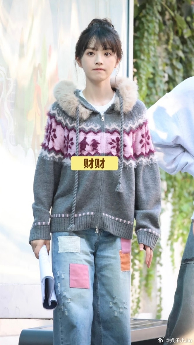 田曦薇被人做局了吧，这衣服好看在哪里了🌚🌚🌚看得我两眼一黑​​​