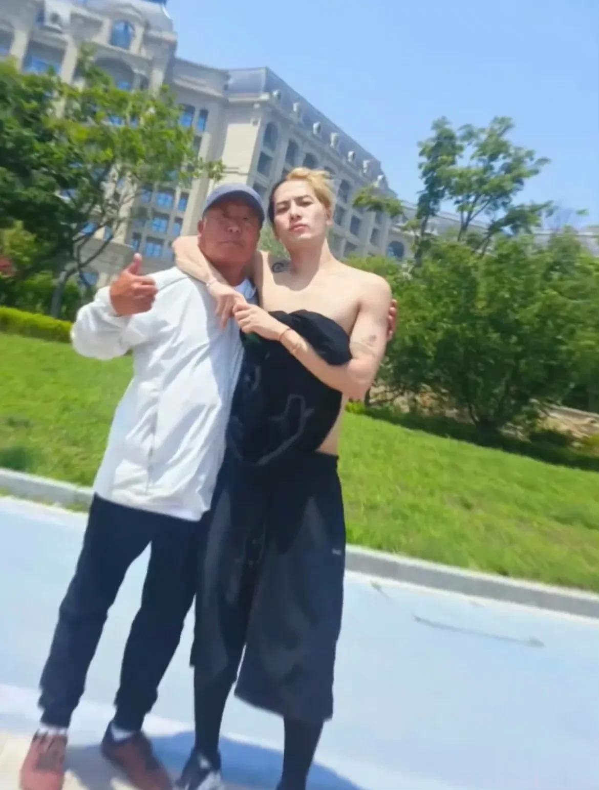 王嘉尔这里穿的是抹胸么，也忒骚气了吧。