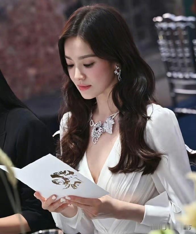 当宋慧乔以一头柔顺长发优雅亮相，瞬间掀起全网热议！乌黑发丝如绸缎般垂落肩头，衬得