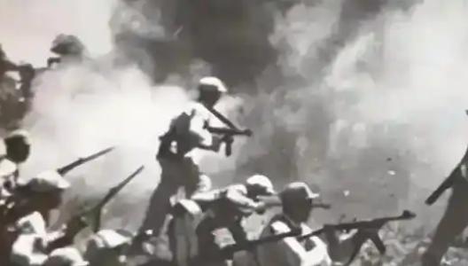 1945年西峡口，机枪手杜相云发现日军在数他的子弹，每打到第18发敌人就准备冲锋