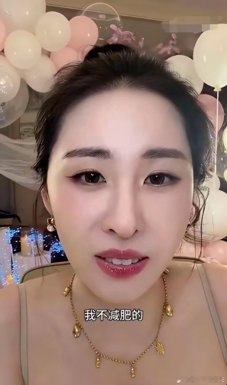 网友问张碧晨：“你有多少斤？”张碧晨说：“80多斤，一直都是80出头。”网友问：