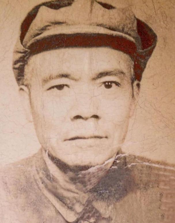 1980年，一场老同志聚会现场，时任中央调查部部长的罗青长，走到坐在角落闷头吃