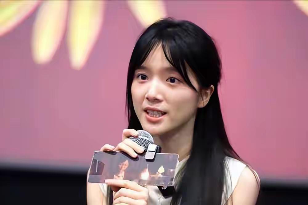 22岁李思潼这开局太离谱了。学金融工程的潮汕普通大学生，没学过表演，进组纯属偶然