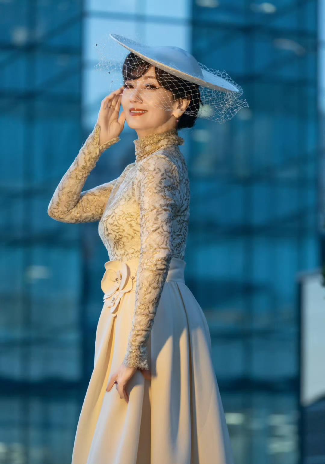 赵雅芝晒2025流光盛典造型，配文：我希望流光不是转瞬即逝，而是经得起时光能历久