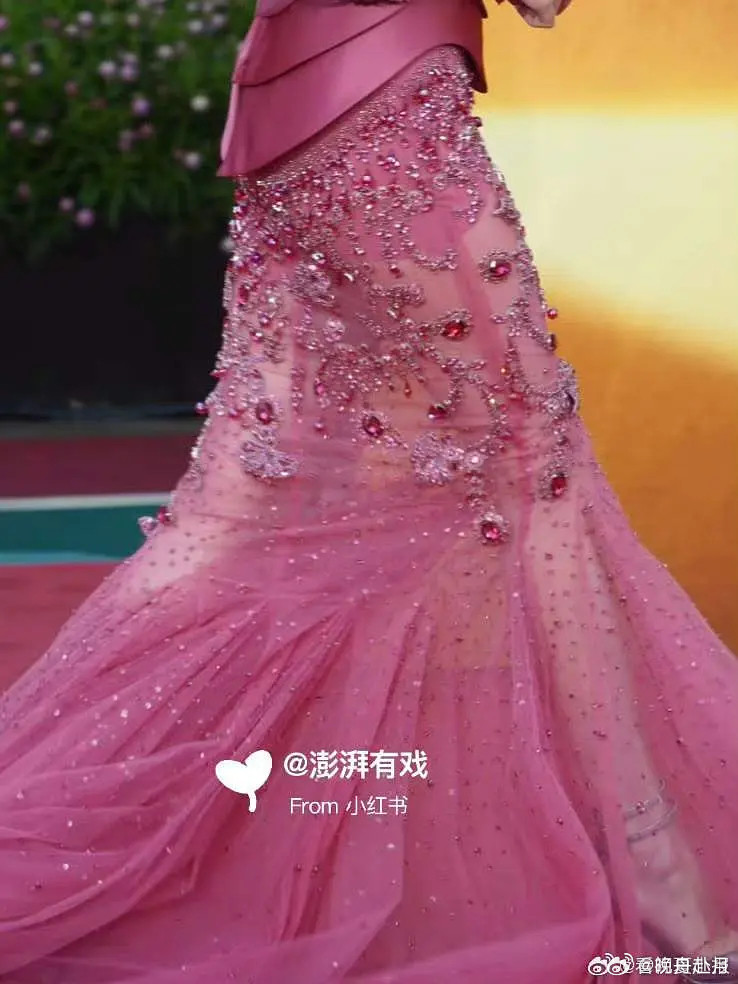 都说新疆女人到了中年会发胖，迪丽热巴这个腿算不算证实了呢？