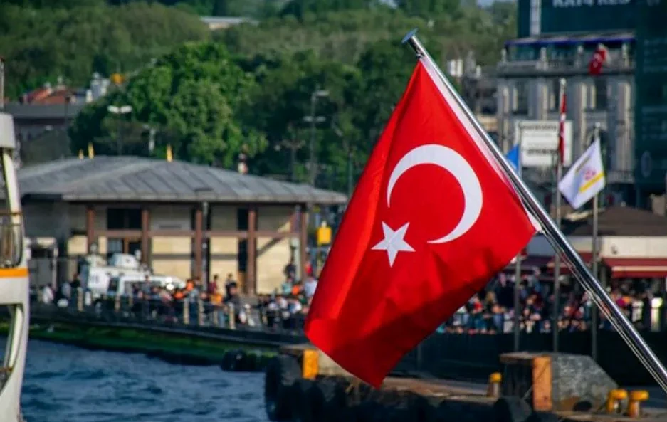 叙利亚“沙姆解放组织”领导人艾哈迈德·沙拉宣布解散叙各派武装组织，其中解散库尔德