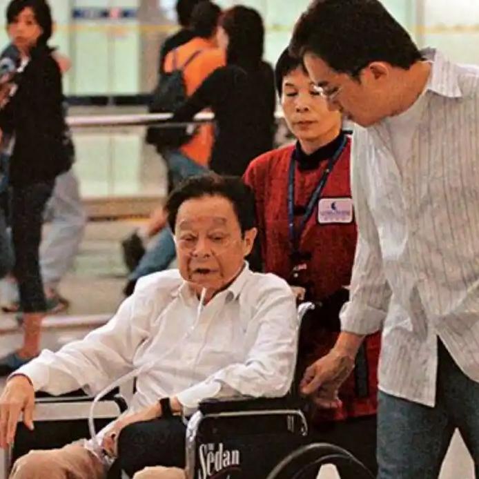 演员董骠病重期间，一张罕见的留影，这张照片拍摄于2005年7月香港国际机场通关大