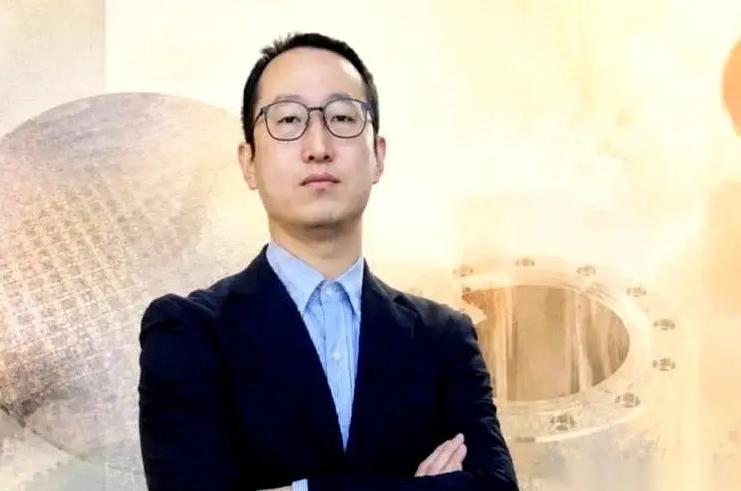 华为前脚刚宣布，说不跟台积电在一条道上死磕了，要另修一条跑道。话音刚落48小时
