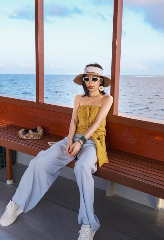 海上飘来一组明信片~秦岚状态超棒，松弛自在，尽显成熟魅力。这也提醒咱，海边选亮