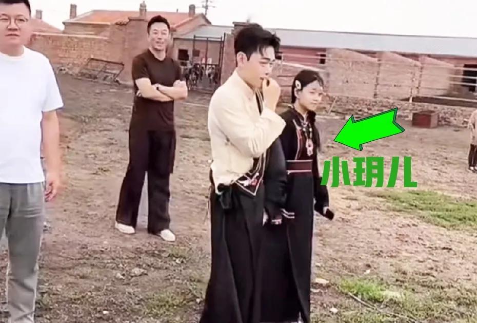 汪小菲带小玥儿挤牛奶，孩子们玩得好开心！小玥儿真的好清秀，终于有了点这个年纪该有