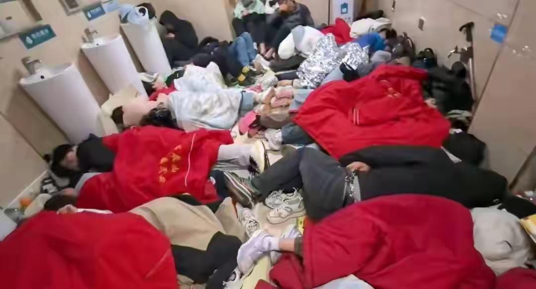 泰山下雨，去泰山玩的游客就遭罪了，很多人只能睡在厕所，竟然还没位置。很多人觉得