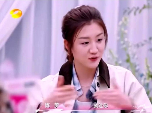 陈梦说她心目中理想的样子是很小的时候两个人青梅竹马，一直到最后的，她认为这样的爱