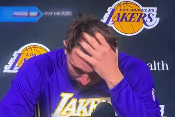 吃惊，詹姆斯成湖人队最耐操之人！前不久有记者声称，湖人队将围绕26岁的东契奇与