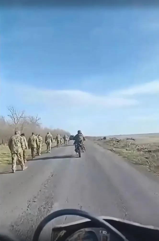 俄军中部集群正在完成对红军城-季米特洛夫的占领和清剿工作，清除残余的乌军官兵。到