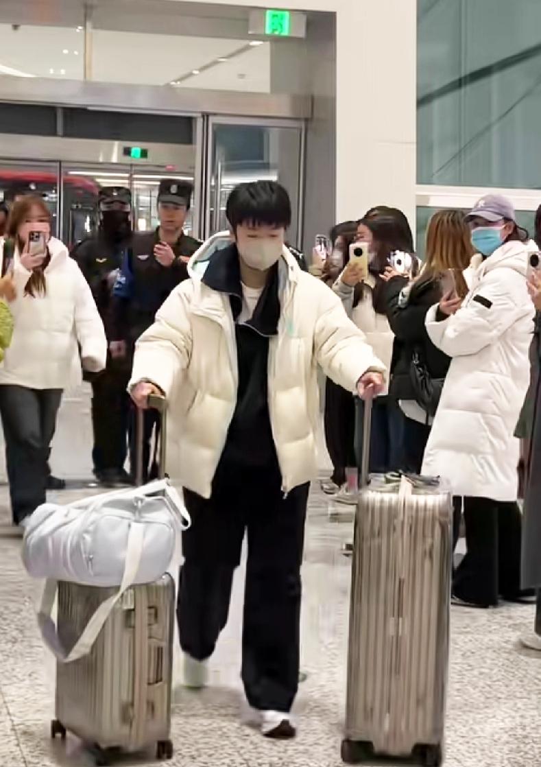 国乒出发香港总决赛，肉眼可见的没睡醒，赛事连轴转真是辛苦。一大早国乒出发