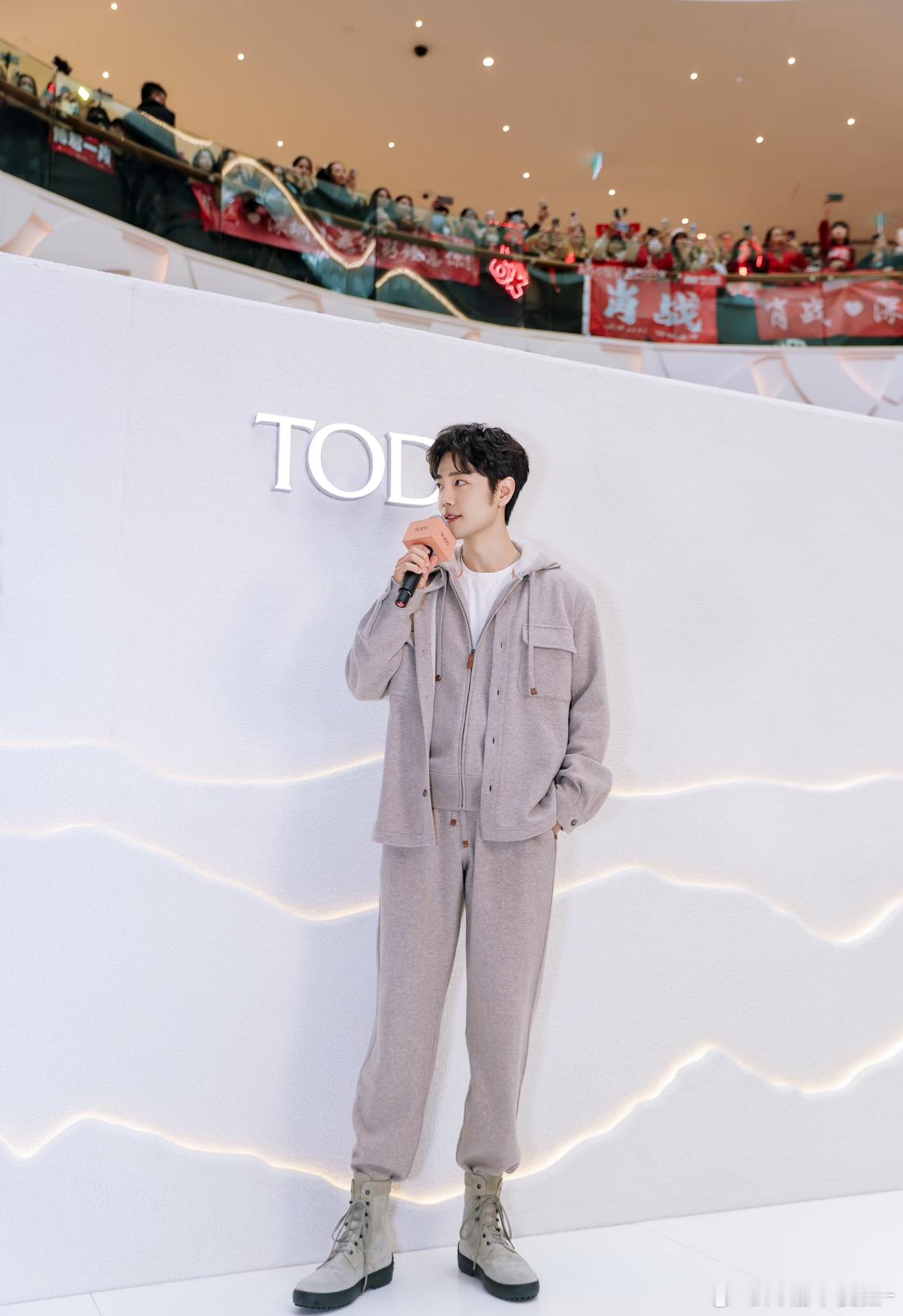 卧槽啊啊啊啊肖战头顶好大一个博君一肖！！！就这么水灵灵的同框了