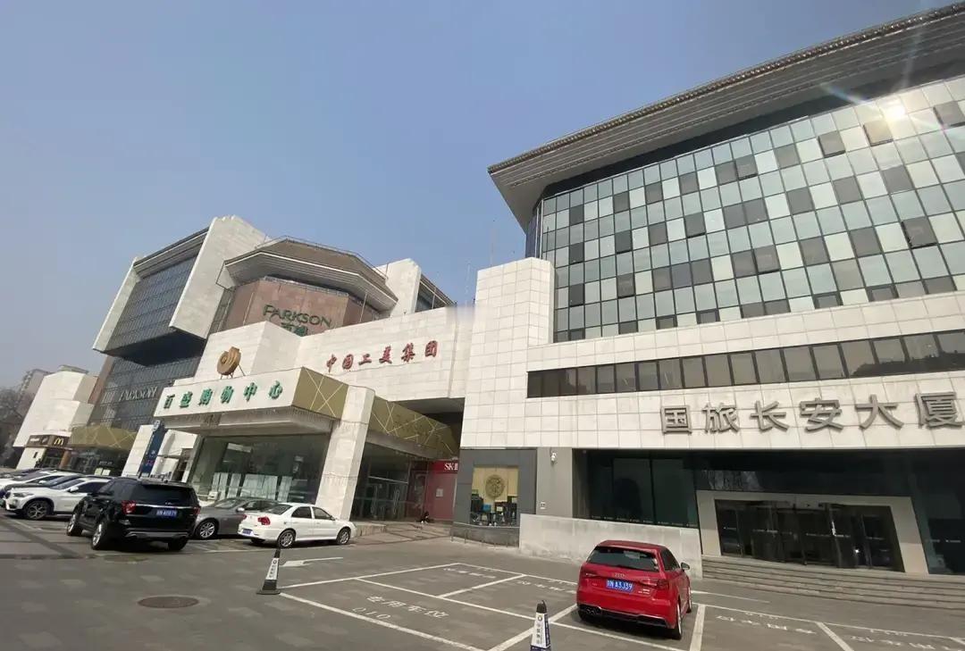 张家口百盛贴出最后通知，12月31日关门，全场清仓。我上周路过，一楼黄金柜台撤