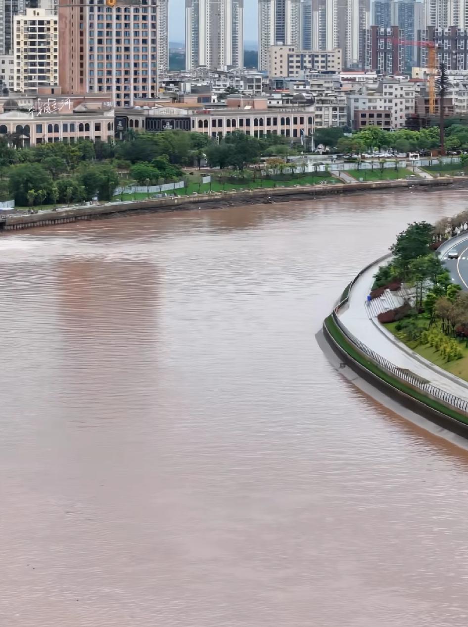 大暴雨突袭，广西平陆运河水位暴涨。没挖运河之前经常被淹，这次下雨很大很久淹得