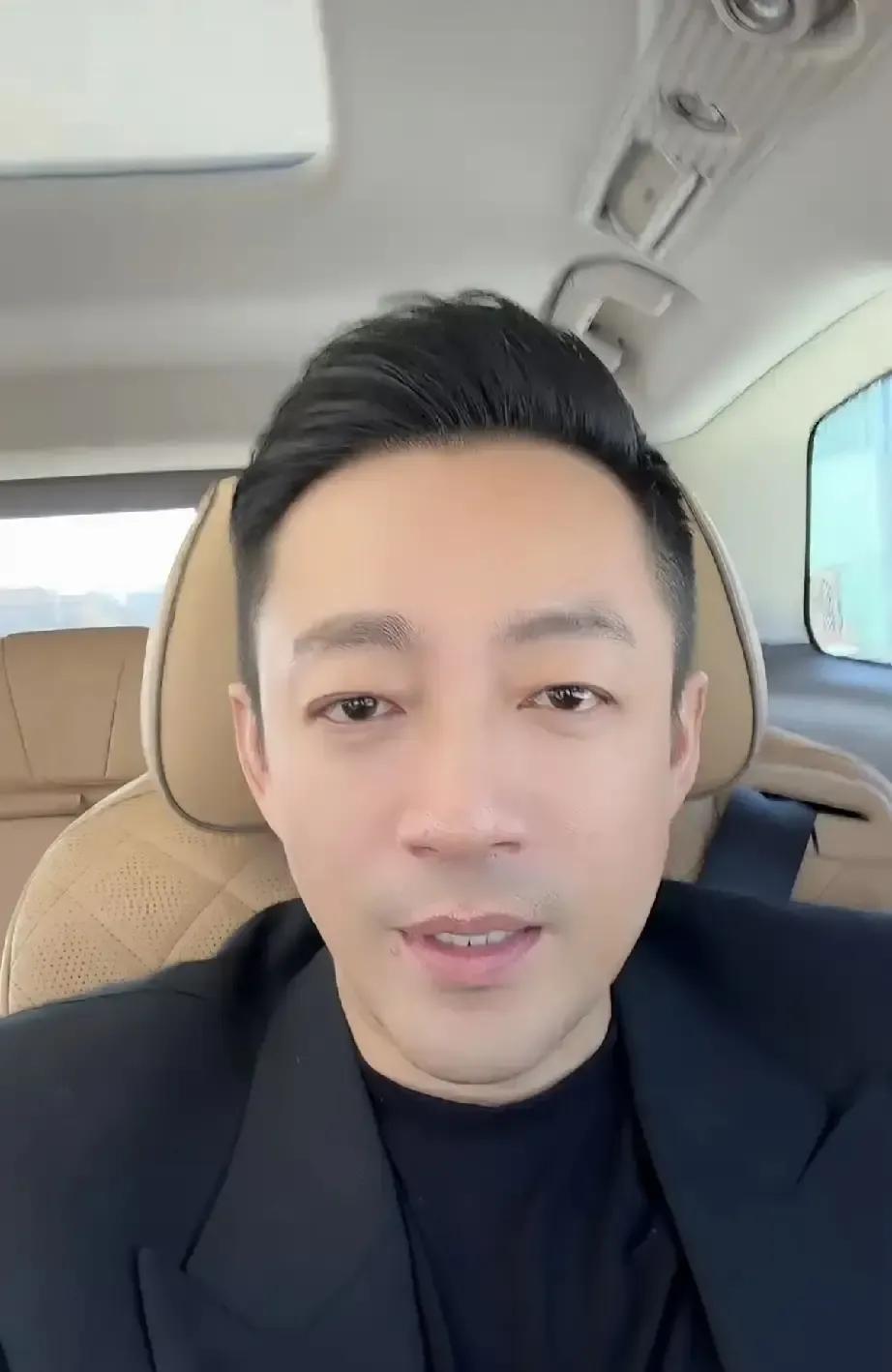 小菲上海品牌会一结束就冲机场，连夜飞回湾湾，第二天下午准时出现在校门口，口罩都挡