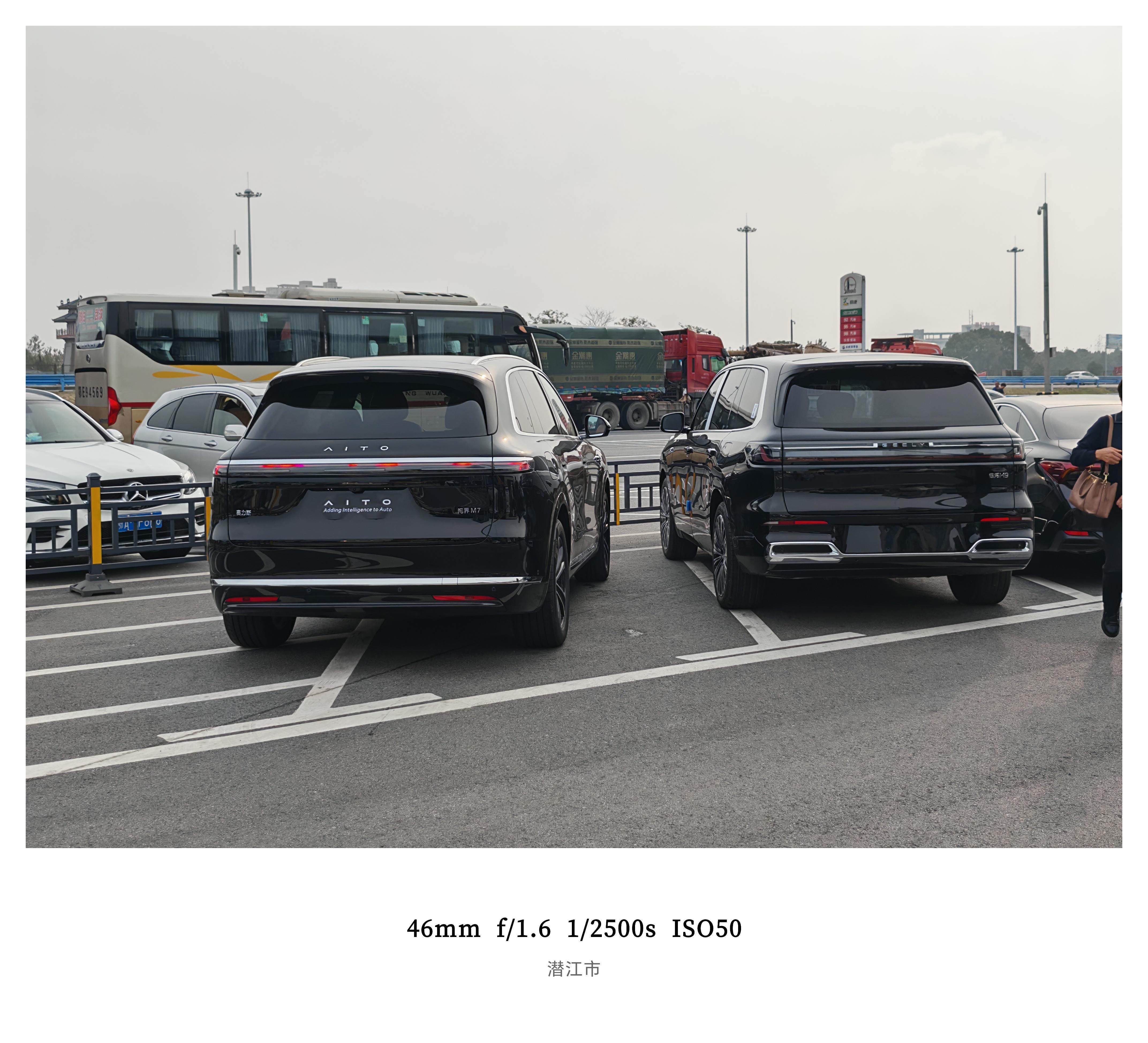 今天开着M7服务区偶遇「M9」该说不说摆在一起还挺搭一辆顶配版24W的全