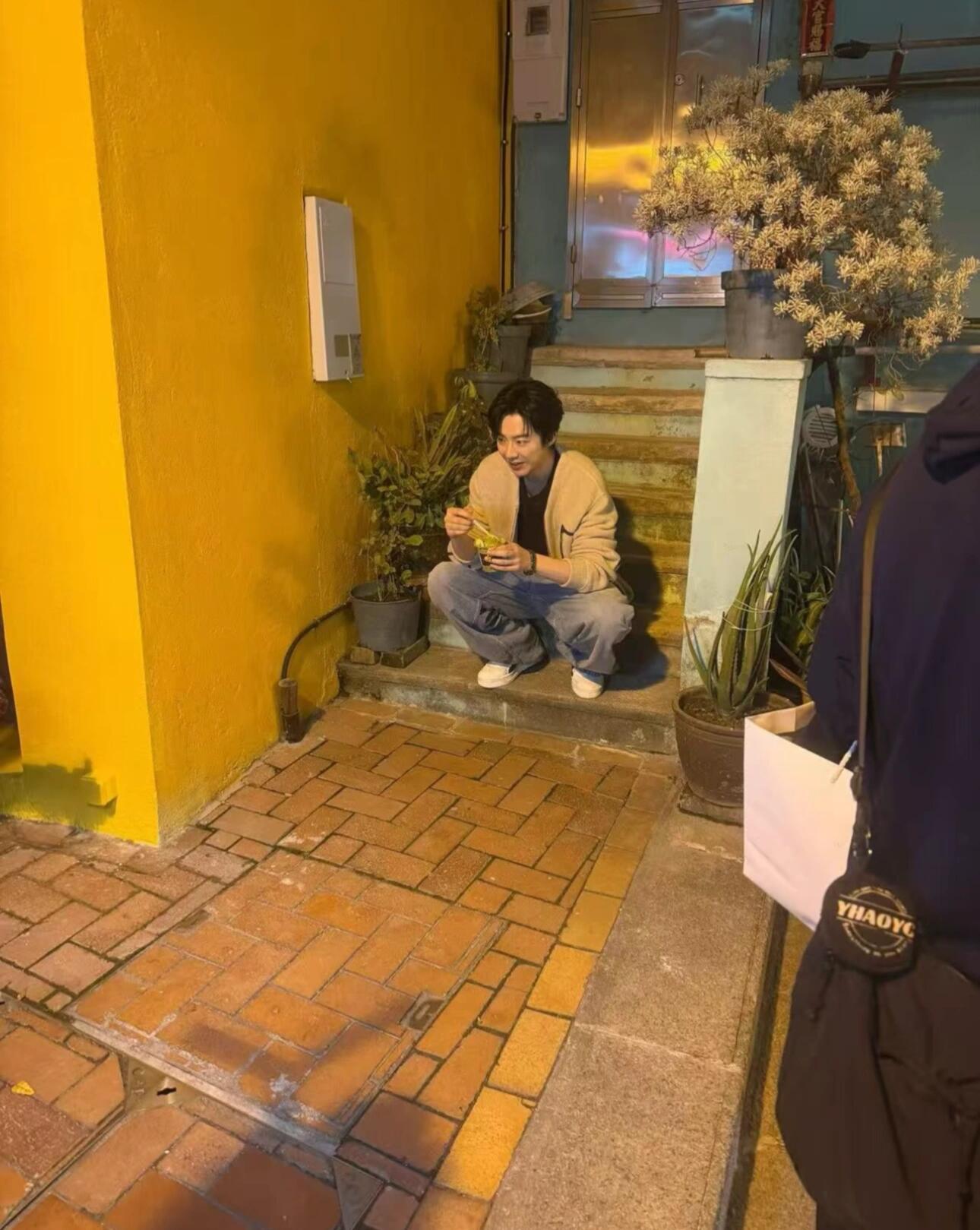 宇宁也不能完全蹲下去吗😂刘宇宁忘记带钥匙了吗刘宇宁蹲地上吃冰淇淋