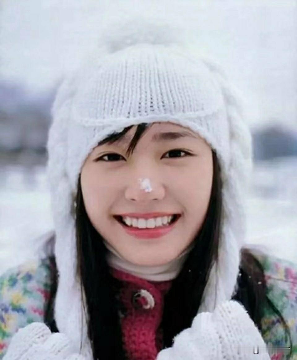 同学在摩托二线城市最好的医院当护士，据她说这几年新生儿每年都在快速减少，不仅如此