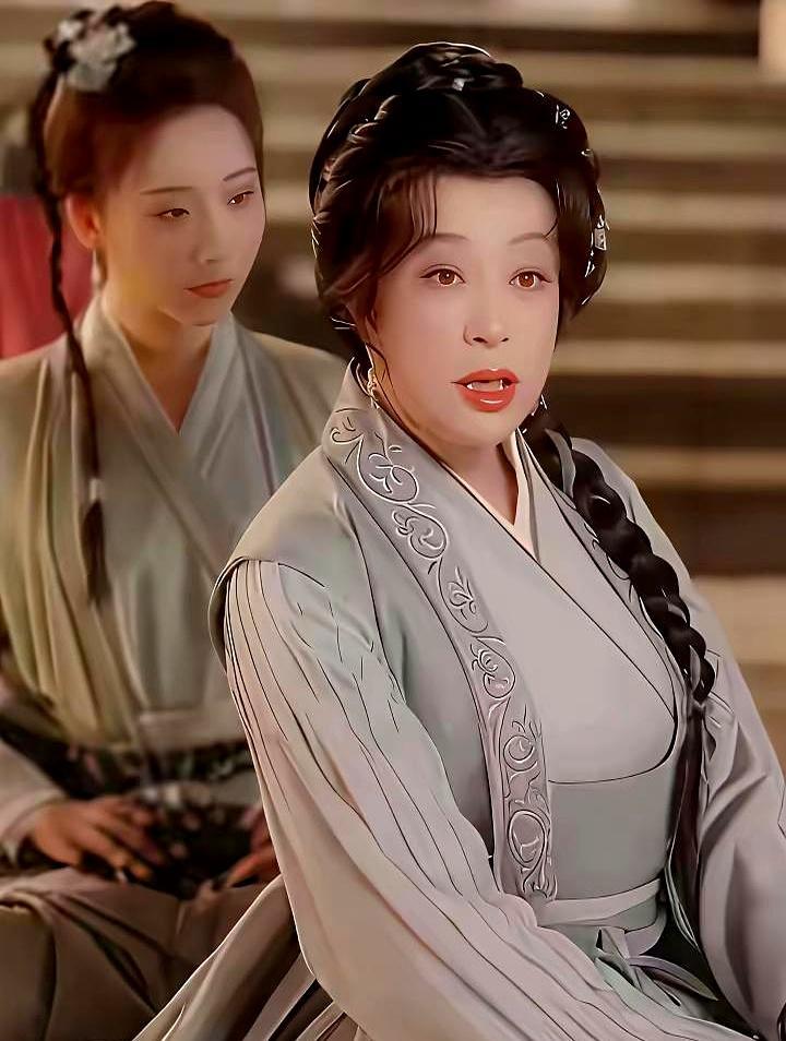 75岁的刘晓庆死死揪住小30岁男演员的衣领，在桃花树下连亲了18遍。凌晨的冷雨砸