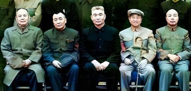 这是陈赓大将人生中最后一张照片。1960年秋，57岁的陈赓与肖劲光等人拍下这张照
