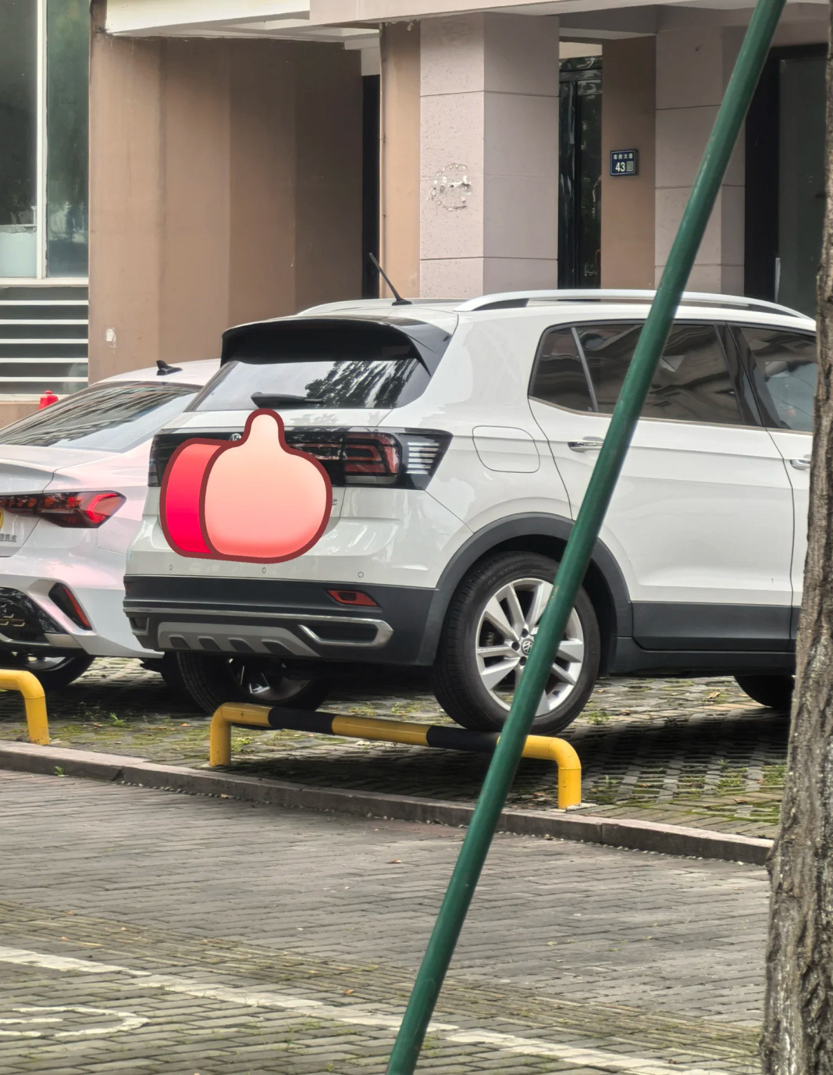 停车场显眼包[笑着哭][笑着哭]把车停成这样需要注意什么？？？​​​