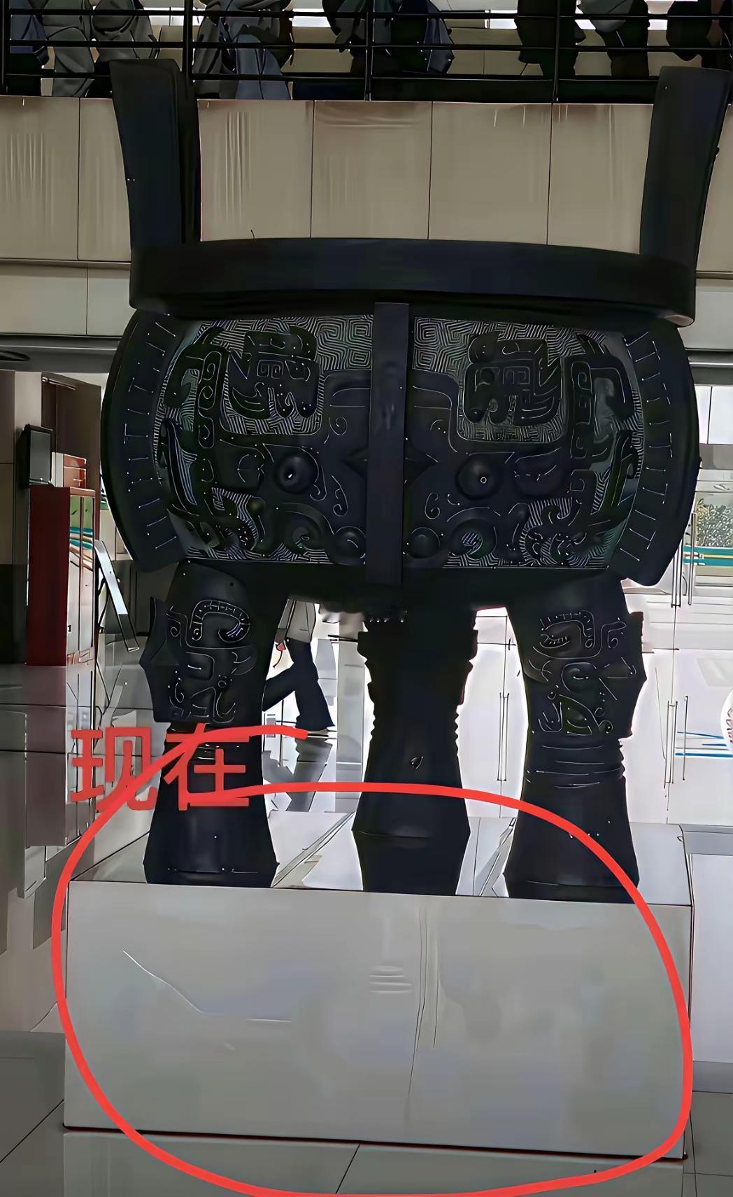 许家印曾给母校（武科大）有大额捐款记录，若学校不想留许的痕迹，不如拆了鼎。早年