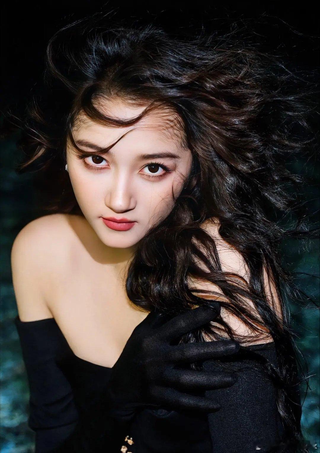 关晓彤的泳池写真火了，不是因为露得多，而是因为太像普通人想象中的“她”。以前是