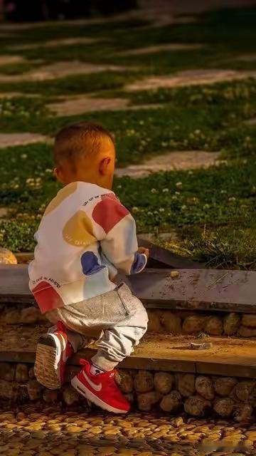 很多人有了孙子才明白，有没有孙子的家庭，差得不是一星半点。有了孙子，家里突然