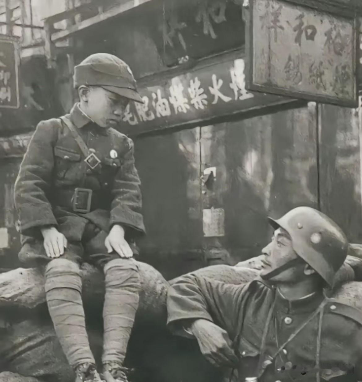 1937年淞沪会战的这张老照片，每次看都让人破防。上海街巷的战壕里，成年士兵
