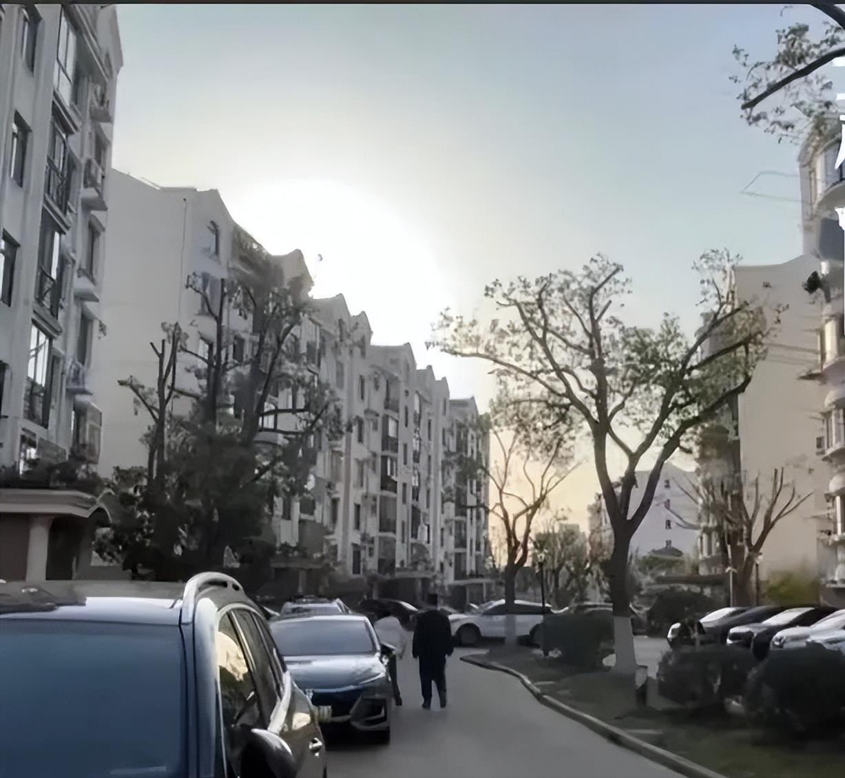 上海，男子上班的时候，看到小区1栋楼的楼顶，盖了块黑布，就知道那里存在违法搭建行