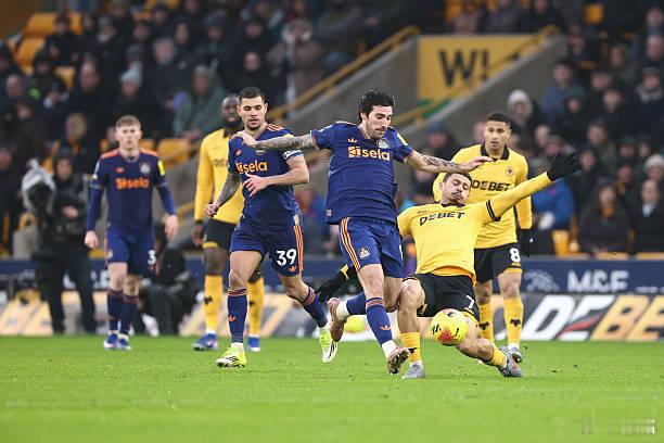 狼队0比0纽卡斯尔你很难想象，英超有一支联赛四轮不败的队儿，倒数第一的狼队！曼