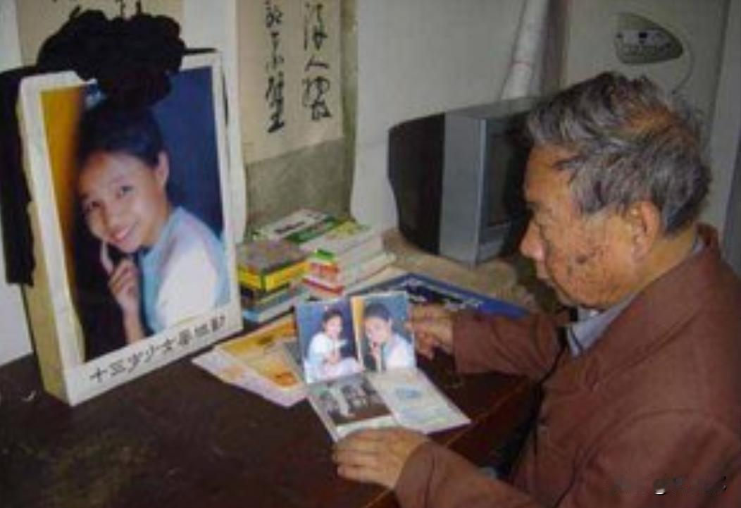 2005年，一场令人震惊的悲剧发生：清华教授13岁女儿因与公交售票员口角，遭掐死