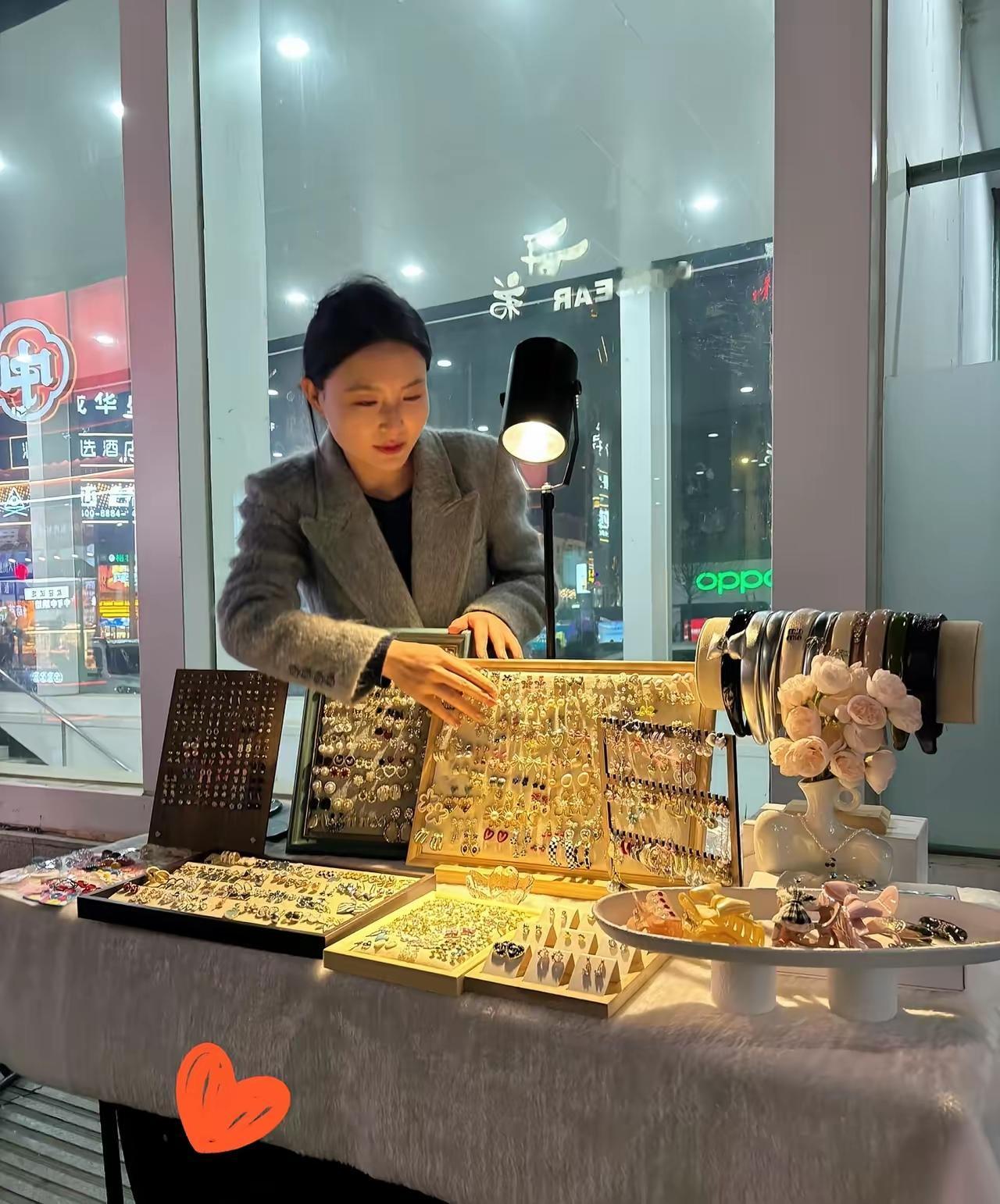 深圳有个女高管，年薪百万，下班了不去享受生活，反而去夜市摆摊卖小饰品。被熟人