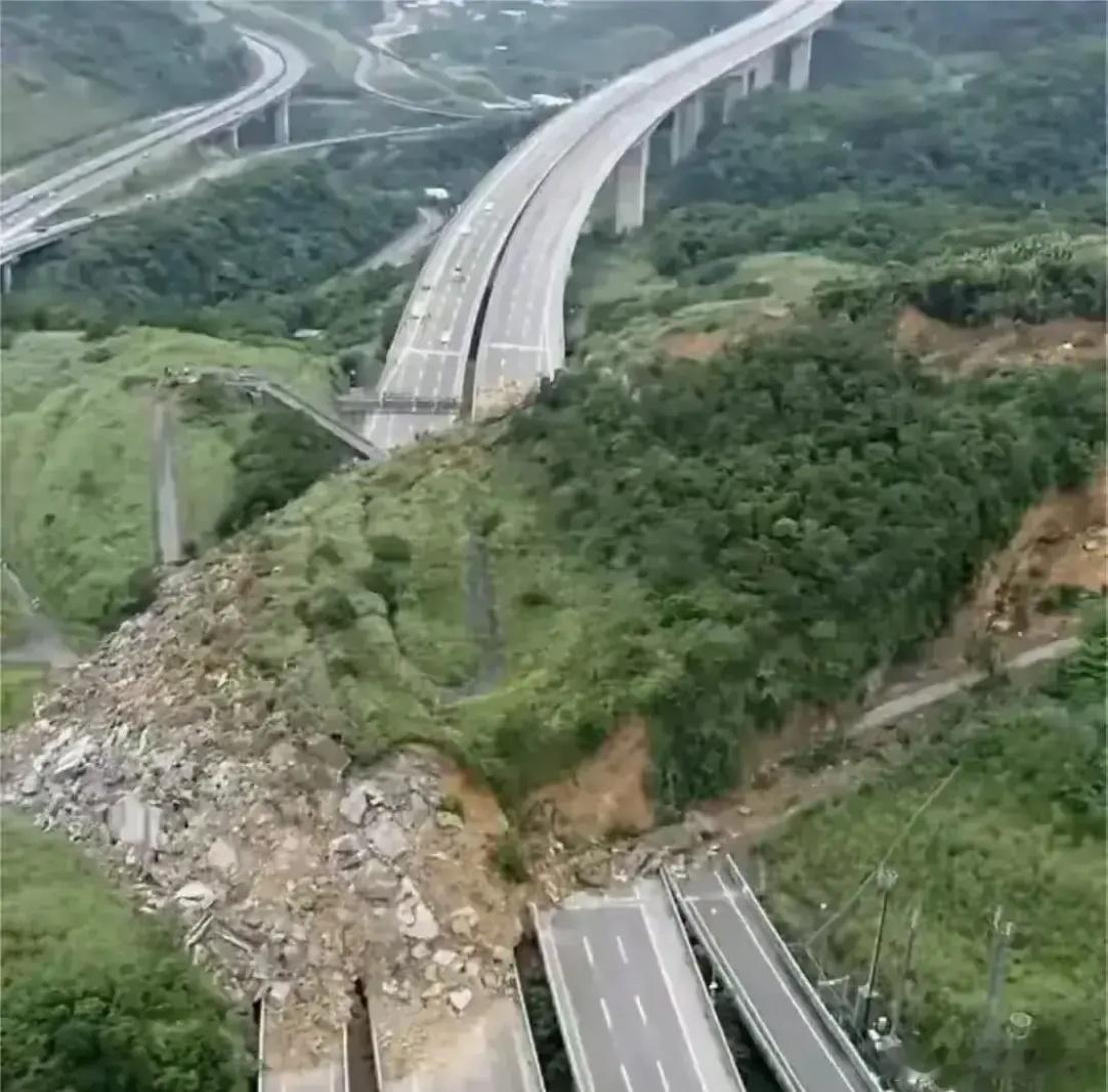 山洪爆发，泥石流冲上高速。这“天量”土方，一礼拜能清完吧？