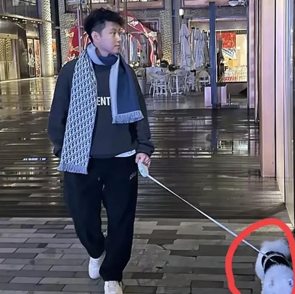 难怪赵心童夺冠，第一时间与女友合影。　　不是女友与他共患难，也不是女友长得有多