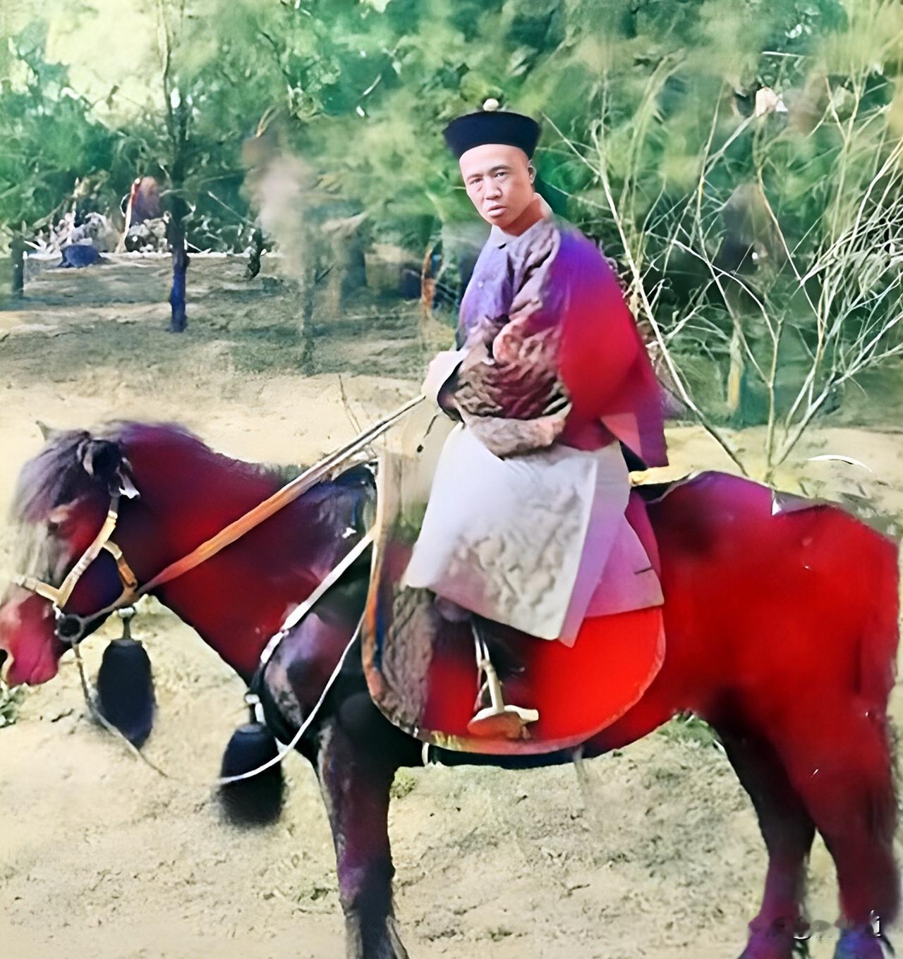 这名骑马的官员是一名知县，名叫吴焘。他并非喜欢骑马，只因难以承担轿子与轿夫的支出