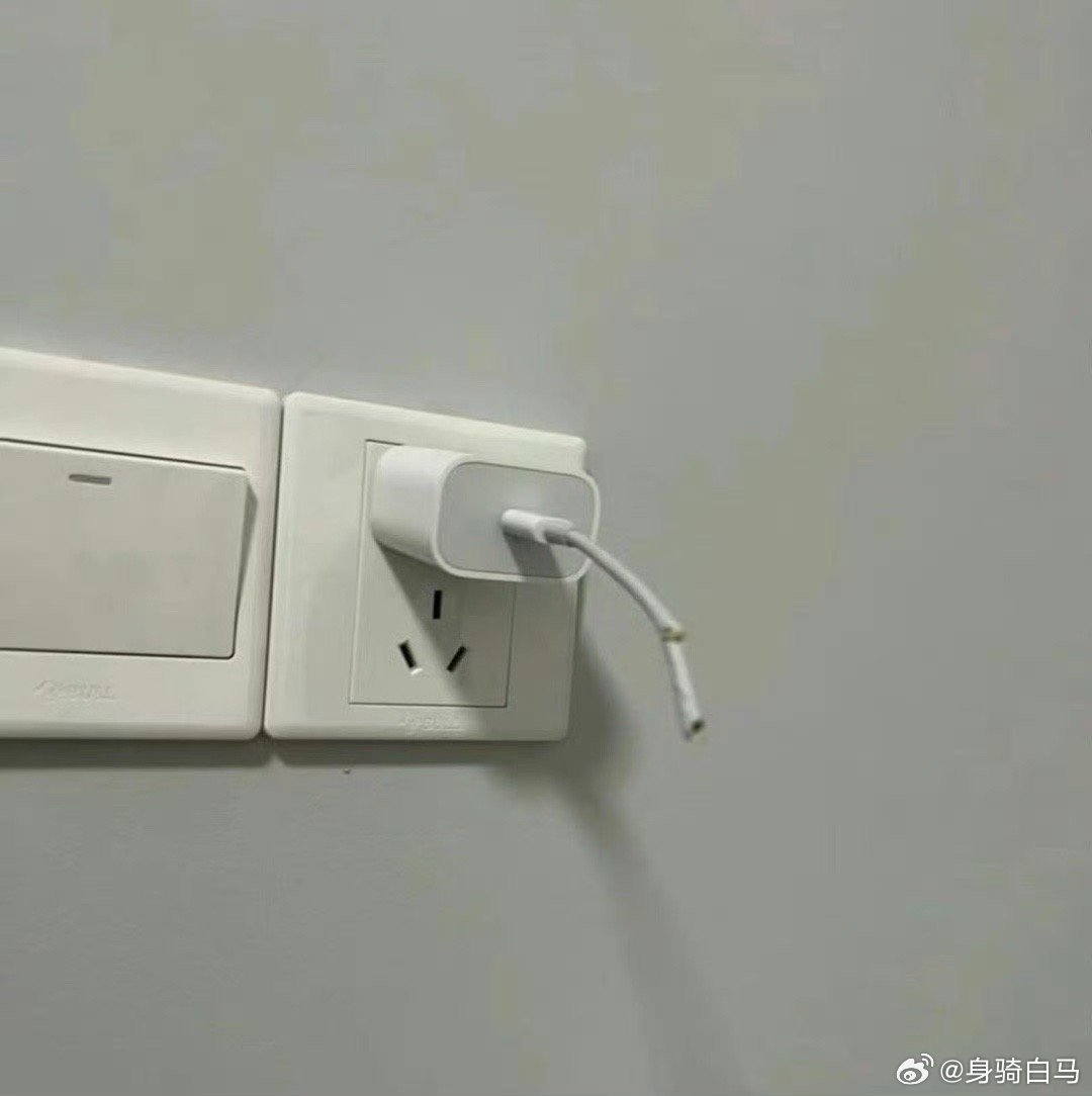 公司的庆功会上，同事发了10000元奖金，我趁机说你欠我的7000是不是该还