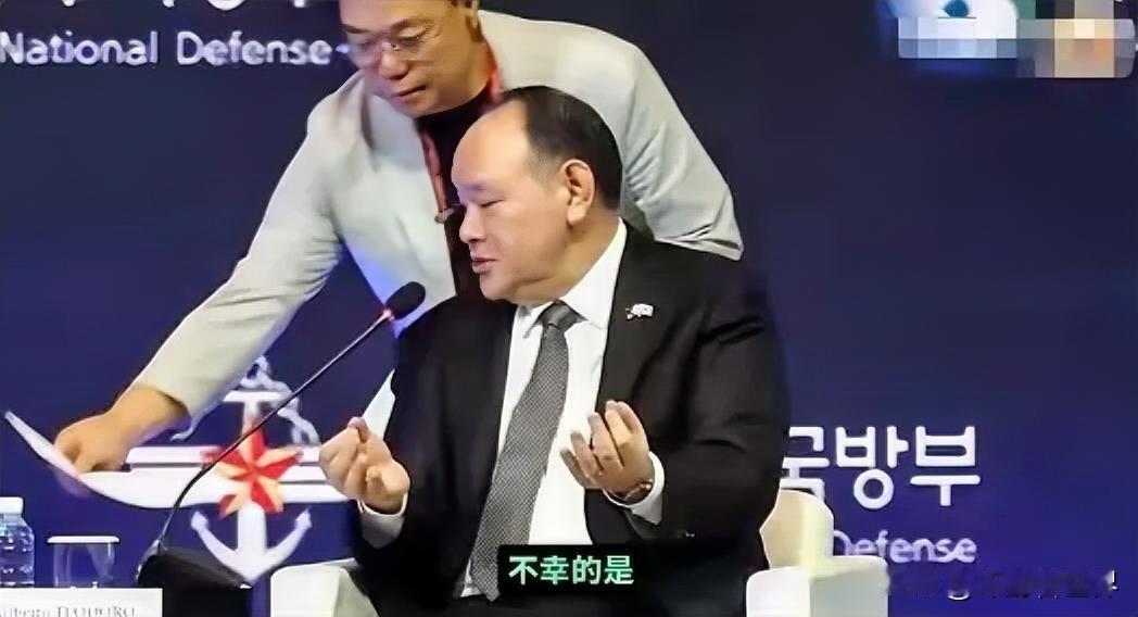 9月8日，菲律宾防长发言时收到中方小纸条，气得当场上演意外交锋！当天在韩国首尔