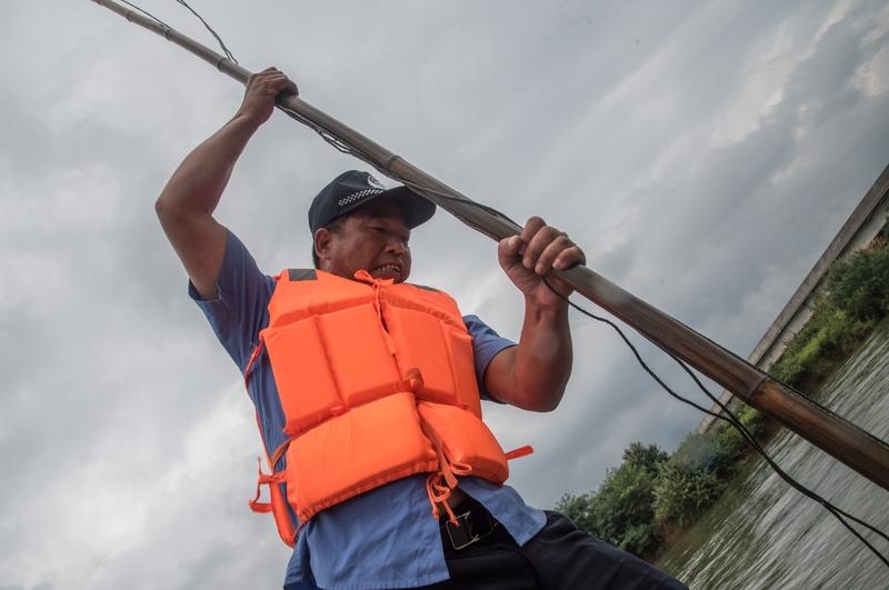 下联：“湖南湖北湖对湖”这上联太妙了，“湖南”“湖北”俩地名带“湖”，“湖对湖