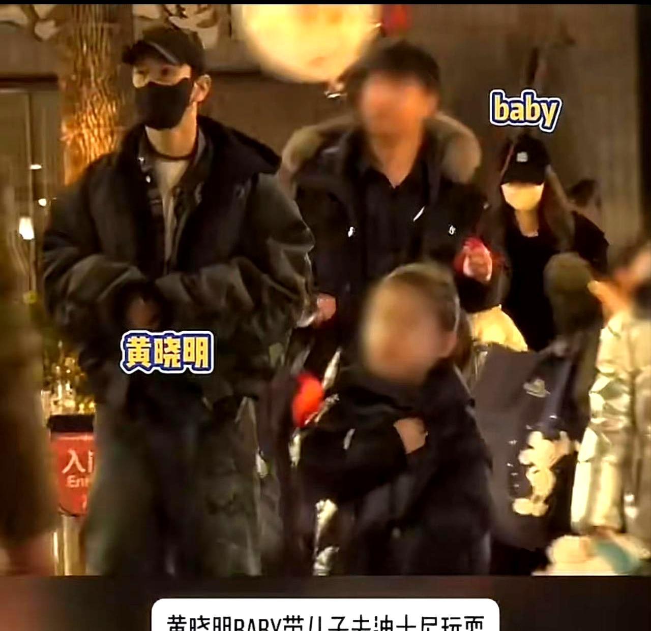 刚下飞机，黄晓明就冲向迪士尼。全场他和杨颖零交流，直到最后女方递过一个袋子，全网