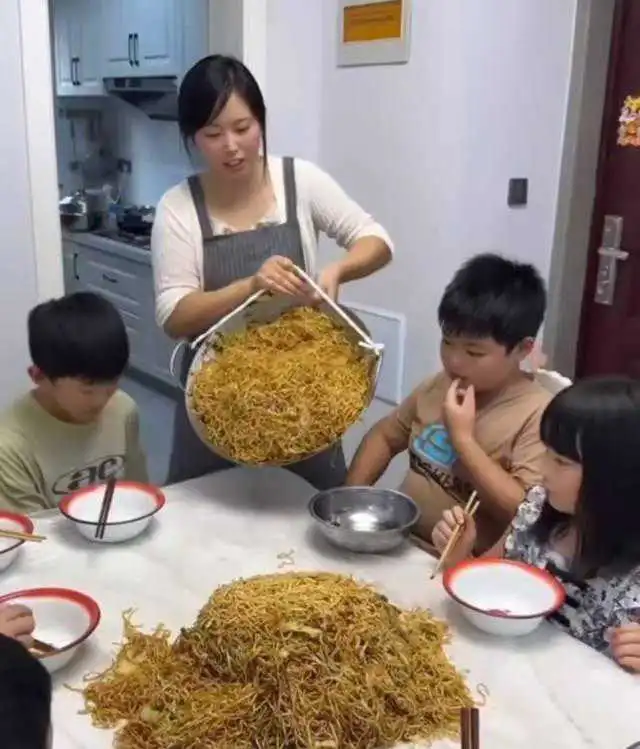 儿子带同学回来做客，我给做的饭菜，管够